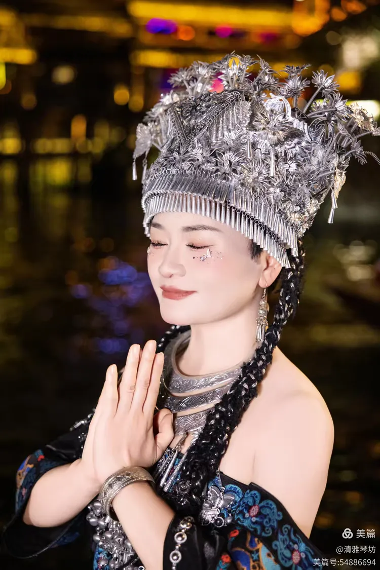 来一次凤凰古城，做一回苗家阿姐阿妹，体验别样的民族风情。民族文化凤凰古城