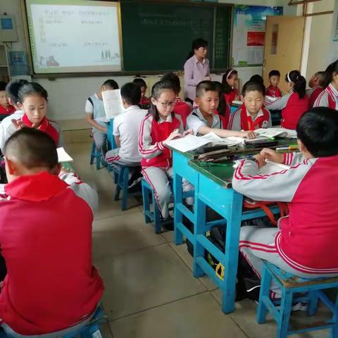 特师附小：县教研室领导来校进行数学课堂教学调研