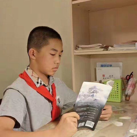 脚踏墨云破万浪，青松树下共成长