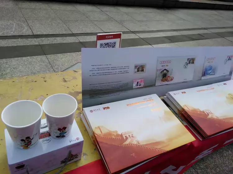 宣传人员现场礼品布置