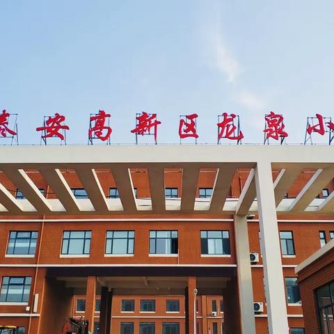 展教师风采，创书香校园——三年级教师诵读比赛纪实