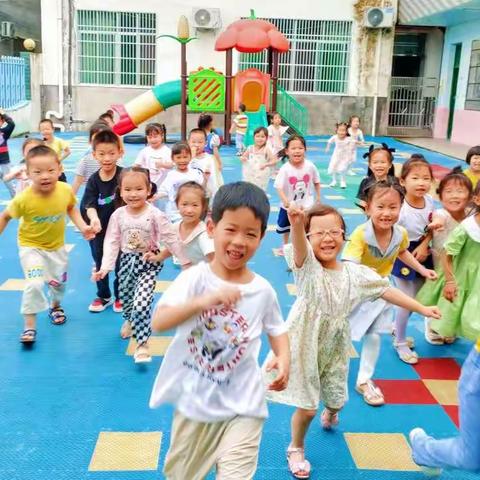 “用爱陪伴·静待花开”友爱幼儿园中班学期末总结