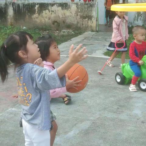 欢乐童年，记录点点滴滴。可可2班小朋友、老师祝愿祖国永远繁荣昌盛，越来越强大！