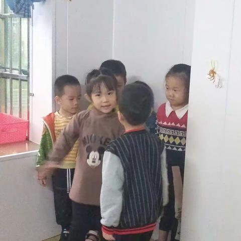 可可班10月份记录，孩子们从排斥到适应幼儿园的生活规律，能够迅速集队，能够有序上、下楼梯，认真吃饭，非常棒！