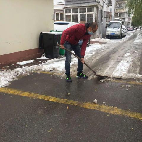 “大雪纷飞至，扫雪暖港城”——连峪小学教师扫雪活动纪实