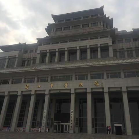 平顶山市尚德书院组织学员观摩中国书协举办的全国第四届隶书大展活动