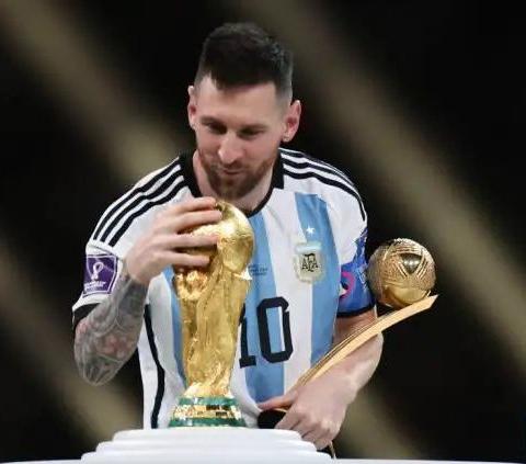 昨夜长翼大鹏飞伏身一晃驷难追梅西蜚声海内外点球至胜捧金杯迦纱不及吻光辉雄鸡不敌雄鹰飞诗语足球争霸赛当