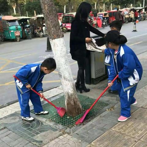 大手拉小手 共创卫生城——梁山县第二实验小学一年级护城小卫士