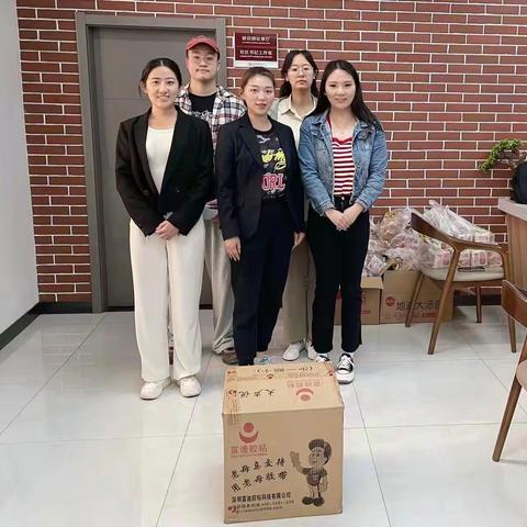 区档案馆向“双报到”社区提供办公用品