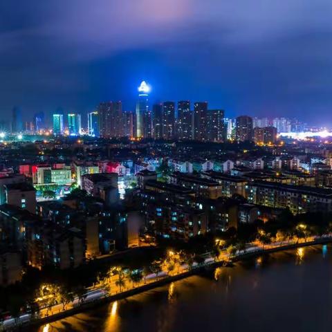 家门口的夜景