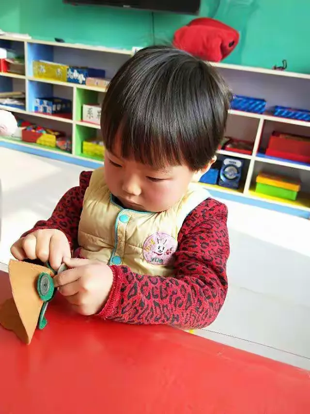 【于希香】大单镇仉祥幼儿园文化展示——483《系扣子》