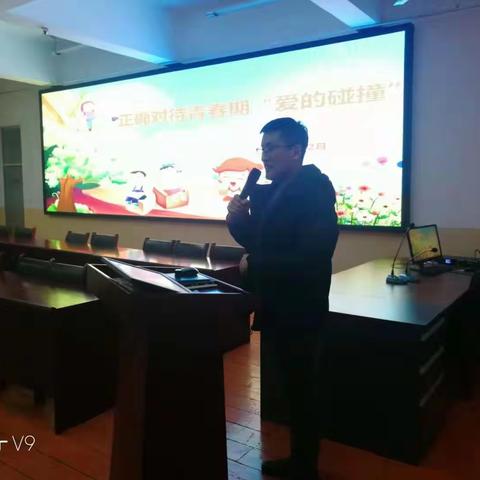 正确应对青春期“爱的碰撞”乌海市第十二中学七彩心桥工作室开展第二期专题讲座