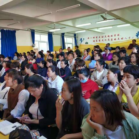 家校合力  共促成长                                                 —— 耀华小学2019六年级毕业班家长会