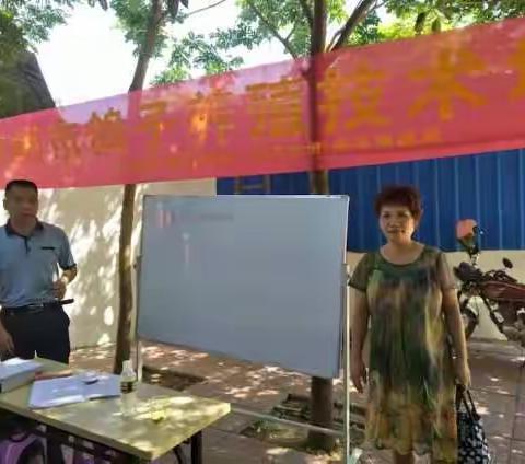 儋州市妇联与市畜牧兽医局联合举办贫困农户鸽子养殖技术培训班