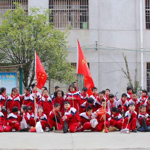 学史力行，红领巾在行动－“我是环保小卫士”－－遂川县水南明德小学环保公益活动