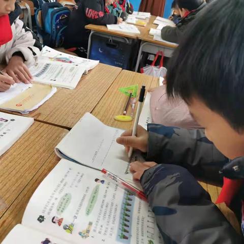 料峭冬雨寒 共研教学暖———记三里镇大周小学数学组第十六周教研活动