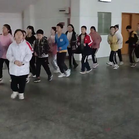 羽毛球的激情——泸县龙城俱乐部喻寺小学分训练点5、6年级羽毛球班训练花絮（5）