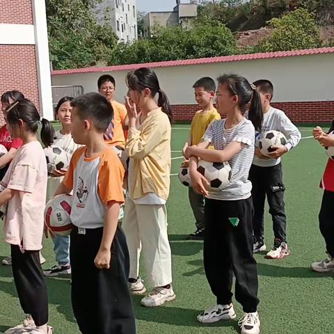 快乐足球         ⚽️在脚下滚动——泸县龙城俱乐部喻寺小学分训点1—5年级足球班训练🌸絮（7）