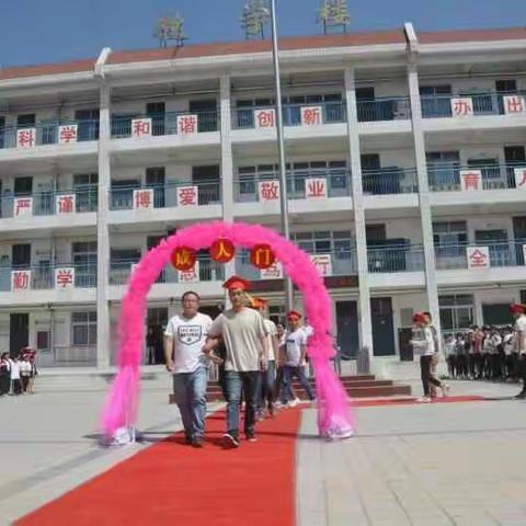洛阳市第十五中学“迈入成人门，走好成人路”十八岁成人礼活动