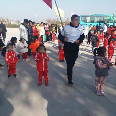 👨‍👩‍👧思艺幼儿园秋季“大手牵小手亲子徒步活动”精彩瞬间回顾展。