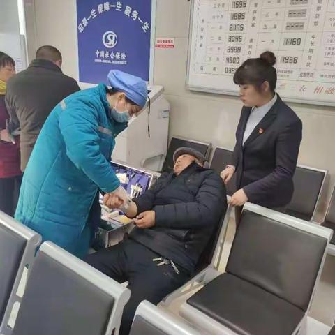七旬老人突发疾病，银行员工伸手援助
