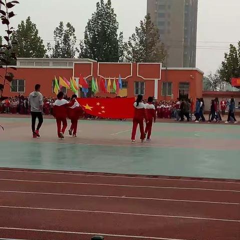 实验中学附属小学 第三届运动会开幕啦，秋高气爽，孩子们精神焕发！