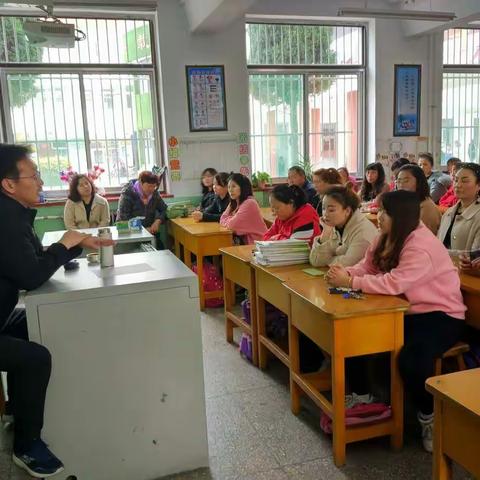 卢野小学召开了以“家校共育”为主题的家长会