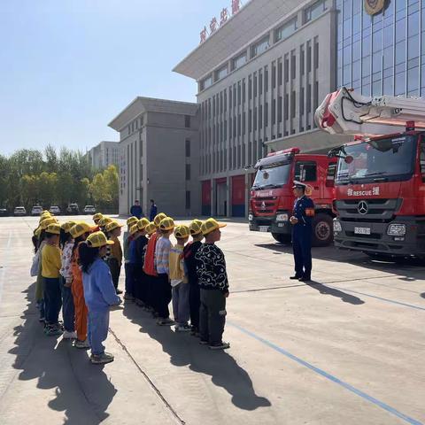 走进消防队，感受消防情-一小太阳幼儿园大二班班参观消防队活动