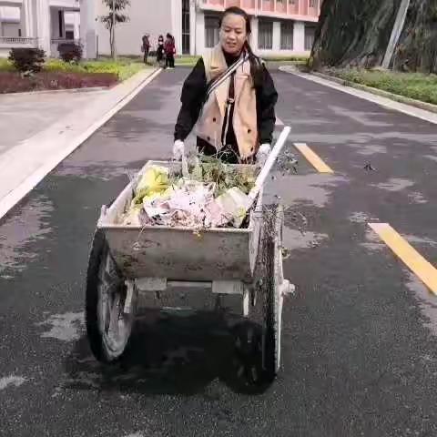 都龙镇中心学校开展教师“美化校园”暨卫生大扫除活动