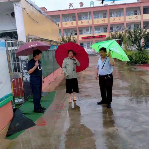 “烟花”无情人有情——斗虎屯中心学校进行台风期间校园安全排查