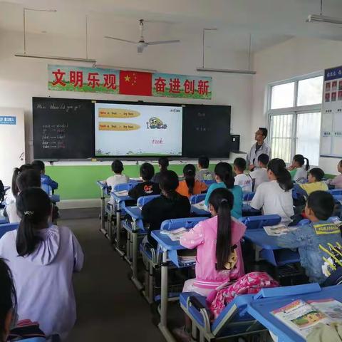 听课共交流，评课促成长—陆庄小学