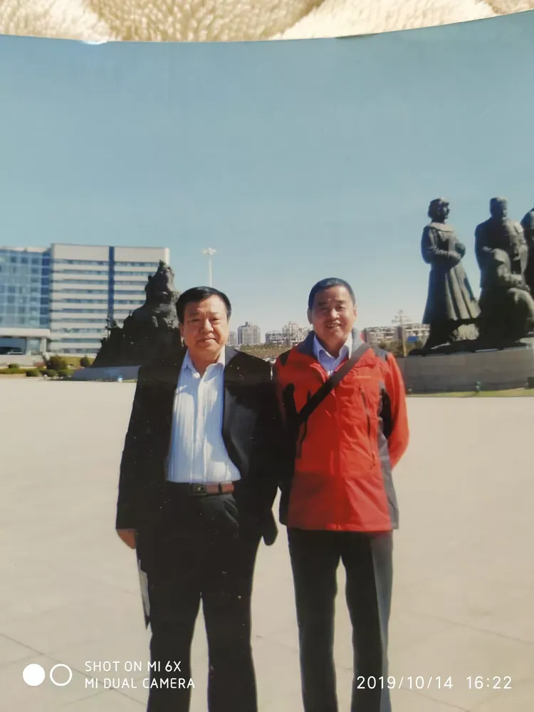 达旗四中第二任体育教师苏青云和第三任体育教师周治国