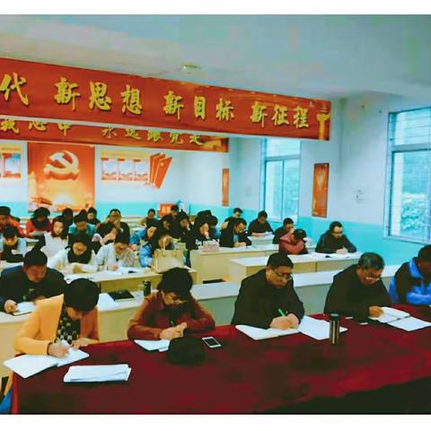 我校八年级十月月考先进典型代表交流会 ——分水岭上见高下,团结一心显神威