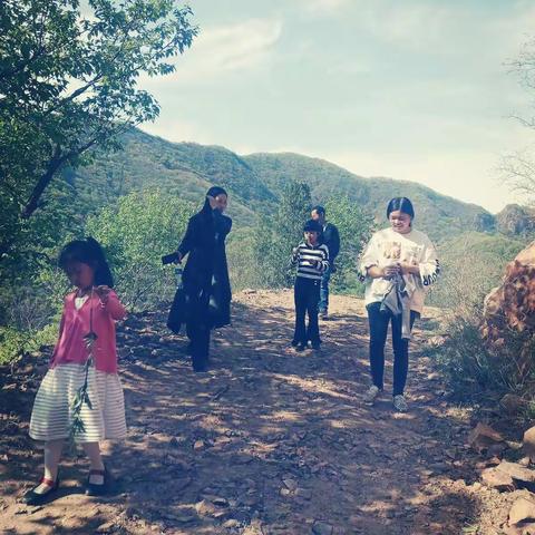 艳阳正好，家人同聚大鸿寨