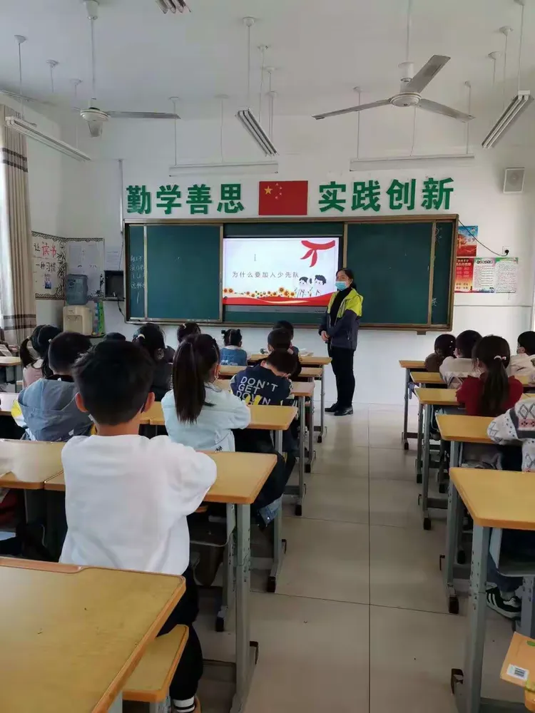 青山泉镇中心小学一年级入队教育