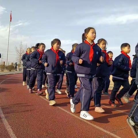 迎元旦，庆新年——新兴小学举行体育跑操活动
