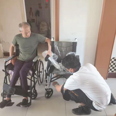 关爱残疾人，爱心轮椅送上门