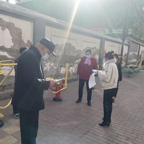 新华街道康乐社区张贴疫情防控公告发放疫情宣传单 强化居民疫情防控意识