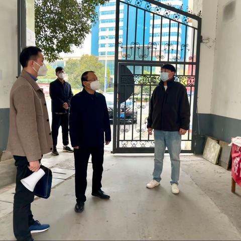 区委组织部部长周西钢暗访督导社区防控和驻社区第一书记工作情况