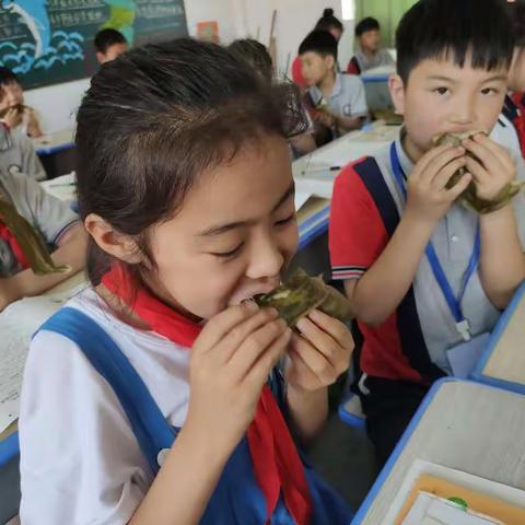 端午粽飘香，香 绕在孩子们的手中，香 扬在孩子们的脸上，香 甜在孩子们的心中。