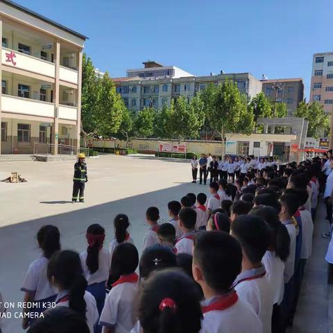 为生命护航——东街小学防火防震疏散演练