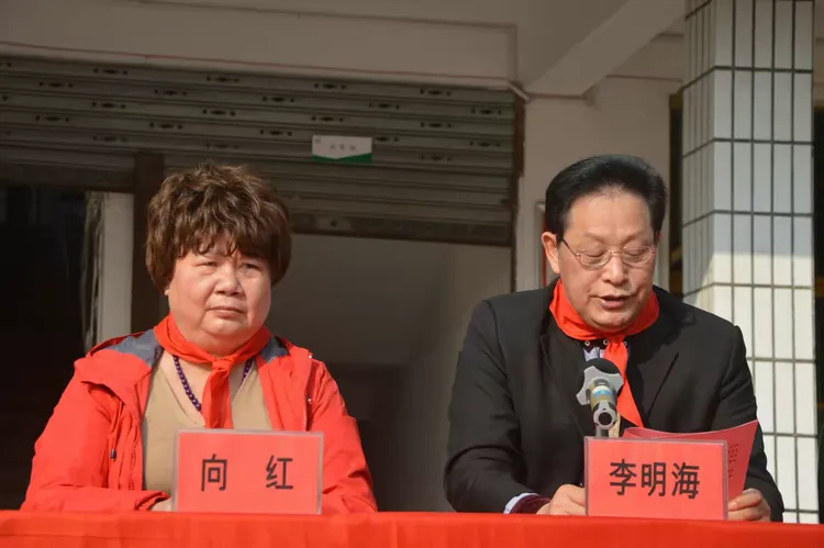 市关工委主任李明海在仪式上鞭策鼓舞全体学生不忘感恩，努力学习，再创辉煌！