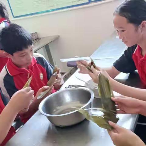 【能力作风建设年】浓浓粽情迎端午——大虹桥乡原马蓬小学开展端午节传统节日教育活动