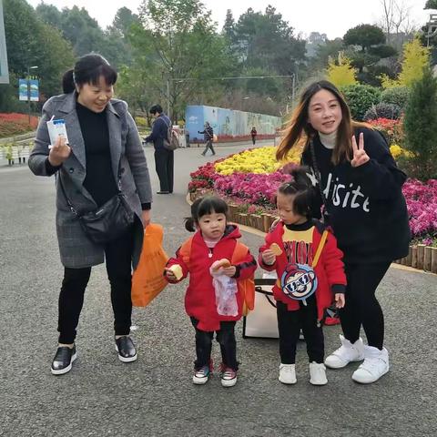 小小一班秋游记清晨我们迎着朝阳来到了阿哈湖湿地公园，小朋友陆读续到达公园门口，先来一波美食吧。