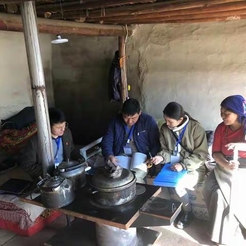 民主路社区组织人员赴低保申请户中开展入户调查