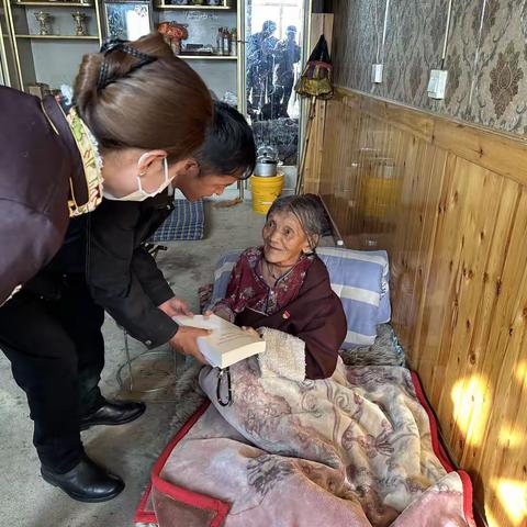 民主路社区组织开展“送学上门，情暖党员”