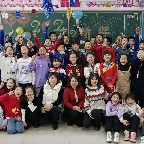 东胜区华研滨河小学四五班焦鑫妍祝大家新年快乐虎年吉祥！
