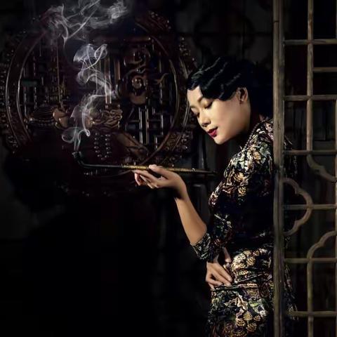 丰姿冶丽蕴故事，英姿飒爽逞豪情