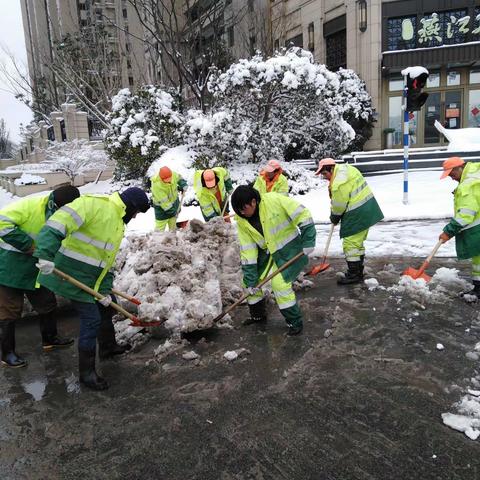不畏炎寒环卫工人昼夜清冰雪