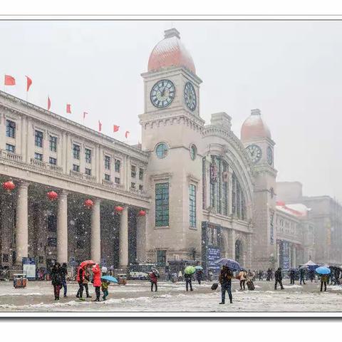 风雪 . 火车站外